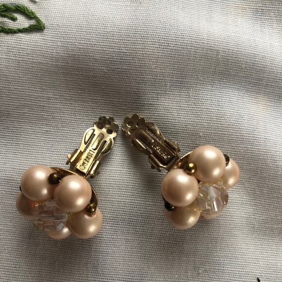 Vintage Lisner flower Clip Earrings Soft peach pearls Rhinestones - Picture 6 of 7